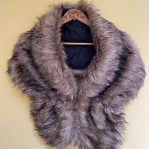 BRIDAL PARTY STOLES.  8 Elegant faux fur stoles Qty:8